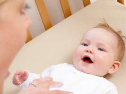 20% nových matek nedostává rady, jak umístit své díte do spánku