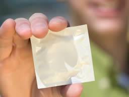85% der männlichen Teens verwenden Kondome bei der ersten sexuellen Begegnung, USA