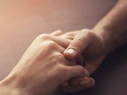 Dotyk partnera zmírnuje bolest, studie ukazuje