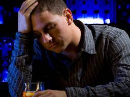 Dospelí nemocní závislí na alkoholu dríve umírají z mnoha nemocí
