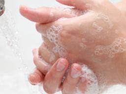 Antibakteriální rucní mytí "nic lepsího nez cisté mýdlo" pro boj s bakteriemi