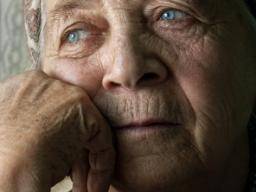 Apathie bei älteren Erwachsenen im Zusammenhang mit erhöhter Hirnschrumpfung