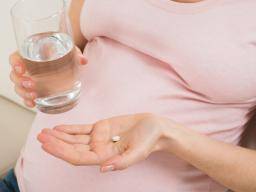 Lécba artritidy neprekrocí placentu v tehotenství, zjistí studie