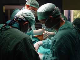 Künstlicher Tracheatransplantationspatient, der gut fünf Monate nach Verfahren tut