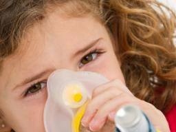 Onemocnení astmatických záchvatu spojených s bezným nachlazím virem u detí