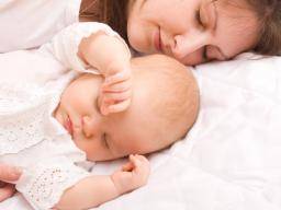 Bett teilen mit Baby: die Risiken und Vorteile