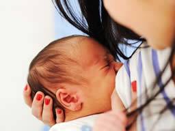 Lepsí výsledky v prípade tehotenské péce vedené porodní asistentkou