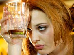 Binge Drinking kann durch einen Zyklus von Stress und Belohnung gefördert werden