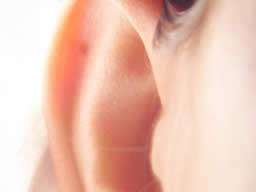 Prulom: vedci pouzívají usní implantáty ke zvrácení sluchových nervu