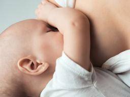 Los bebés alimentados con leche materna están expuestos a sustancias químicas tóxicas, según un estudio