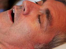 Wenn man während des Schlafes durch den Mund atmet, erhöht sich möglicherweise das Kariesrisiko