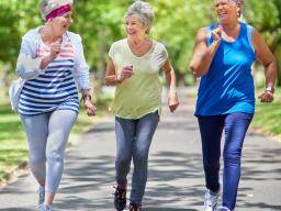 La marche rapide peut aider les femmes âgées à vivre plus longtemps