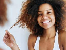 Mohu pouzívat vitamíny k podpore rustu vlasu?