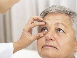 Chirurgie de la cataracte liée à un risque plus faible de décès chez les femmes âgées