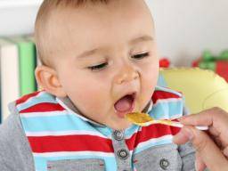 CDC: Die meisten kommerziellen Lebensmittel für Säuglinge, Kleinkinder enthalten zu viel Salz, Zucker