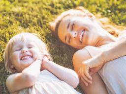 Los hijos de padres más cálidos y menos controladores crecen para ser más felices