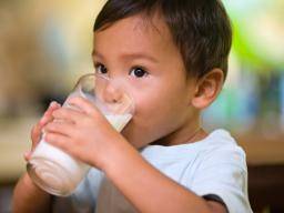 Deti kratsí, pokud pijí kravské mléko, tvrdí studie