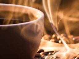 Káva by mohla snízit recidivu rakoviny prsu na polovinu u pacientu lécených tamoxifenem