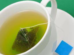 Das Verzehren von Eisen mit grünem Tee kann die Vorteile des Tees verringern