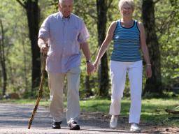 Könnte zügiges Gehen für Menschen mit Parkinson therapeutisch sein?