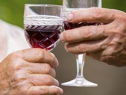 Könnte moderater Alkoholkonsum die Alzheimer-Mortalität im Frühstadium reduzieren?