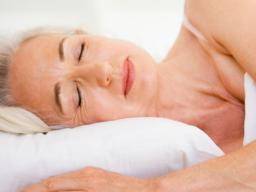 Könnte das Schlafen auf der einen Seite das Risiko von Alzheimer reduzieren?