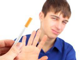 Neugier auf Zigaretten, Zigarren, die unter Studenten fallen