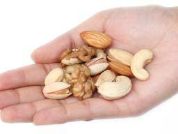 Tägliche Handvoll Nüsse reduzieren das Risiko von Krankheit und Tod