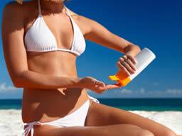 Tägliche Anwendung von Sonnenschutzmitteln verhindert Hautalterung