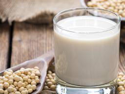 Mlécné náhrazky mléka: Sója, mandle a dalsí