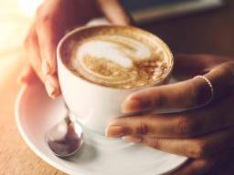 Kazdodenní pití kávy muze snízit riziko rakoviny jater na polovinu