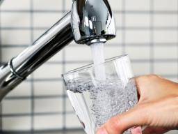 Mehr Wasser zu trinken reduziert die Aufnahme von Zucker, Natrium und gesättigten Fettsäuren