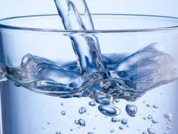 Zu viel Wasser zu trinken, wenn es krank ist, kann mehr schaden als nützen