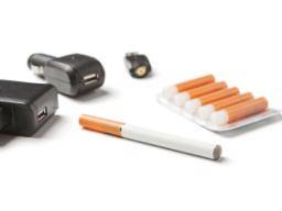 Die Verwendung von E-Zigaretten kann bei Jugendlichen zu herkömmlichem Rauchen führen