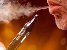 2014 m. "E-cigaretes" padejo iki 22 000 anglu rukanciuju