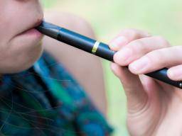 E-Zigaretten: Teenie-Nutzer drei Mal häufiger ein Jahr später zu rauchen
