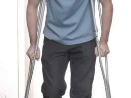 Un implant anti-péridurale permet à un homme paraplégique de se tenir debout