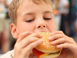 Consommation de restauration rapide chez les enfants liée à de moins bons résultats scolaires