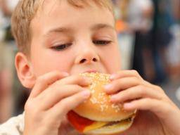 Fast Food in Verbindung mit schlechterer Knochenentwicklung in den ersten Jahren