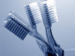 Fekální látka nalezená na více nez 60% zubních kartácku ve spolecných koupelnách