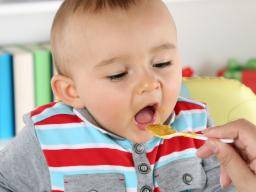 Predcházení potravinové alergii: meli bychom dávat kojencum arasídy?