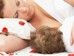 U úmrtí kojencu souvisejících se spánkem je sdílení luzek nejvetsím rizikovým faktorem