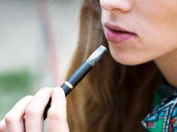 Prátelské a rodinné schválení e-cigaret muze zvýsit jejich vyuzití u dospívajících