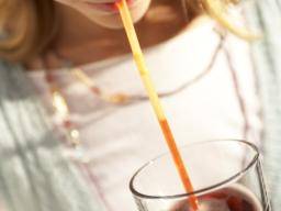 Les filles qui boivent des boissons sucrées tous les jours peuvent commencer des périodes plus tôt