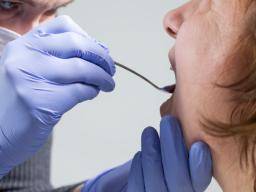 Zahnfleischerkrankungen können den kognitiven Verfall bei Alzheimer-Patienten verstärken