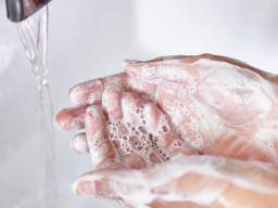Rucní mytí se studenou vodou, stejne jako horká voda pro zabíjení bakterií