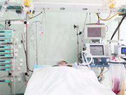 Nemocnice jsou v pohotovosti kvuli globálnímu výskytu smrtící drogy infikované kvasinkou
