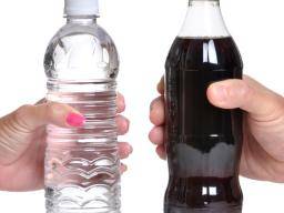 Industrie-finanzierte Studie impliziert Diät-Soda ist "besser als Wasser für die Gewichtsabnahme"