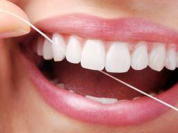 ¿El uso de hilo dental o agua es mejor para ti?