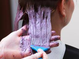 Ist Haarfärbemittel für das erhöhte Risiko von Blasenkrebs bei Friseuren verantwortlich?